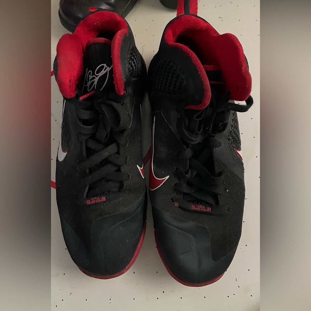 Nike Lebron James Black and Red Athletic Sneakers 
7 Youth